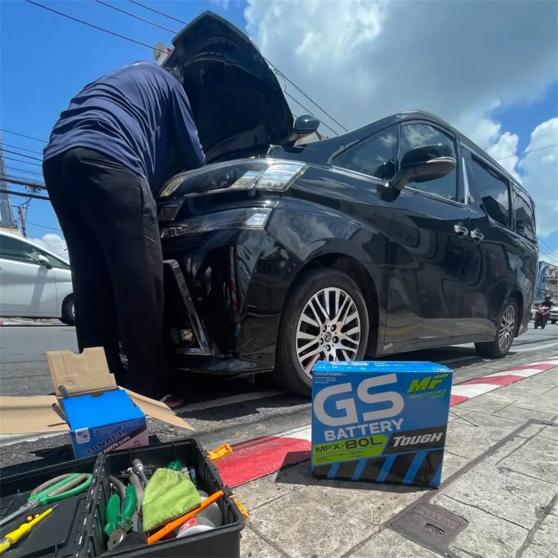 ช่าง JP Battery เปลี่ยนแบตเตอรี่รถตู้ Toyota ในภูเก็ต