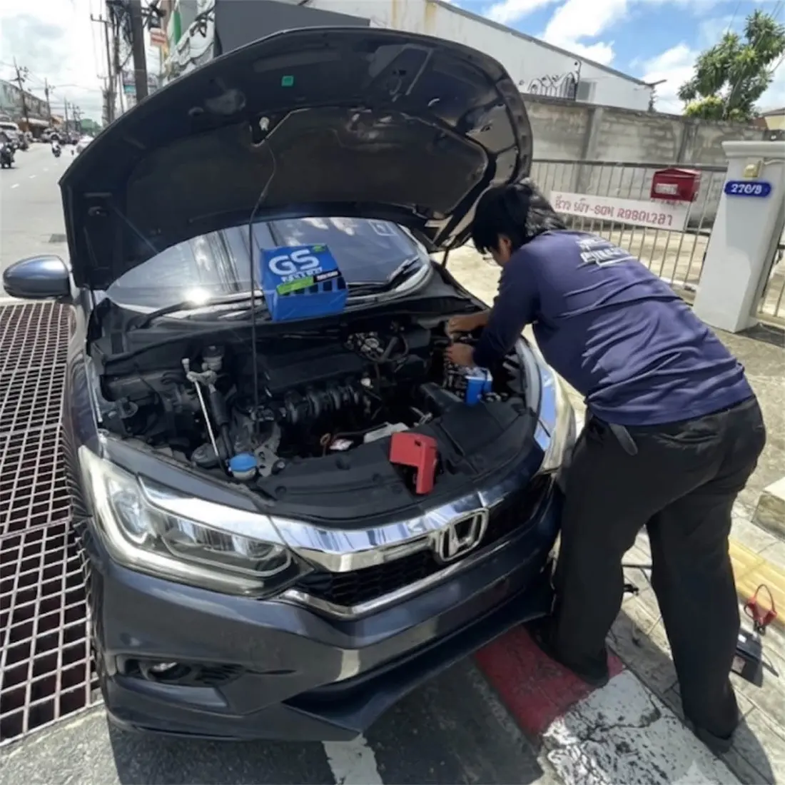ช่างตรวจและเปลี่ยนแบตเตอรี่รถ Honda ในภูเก็ต