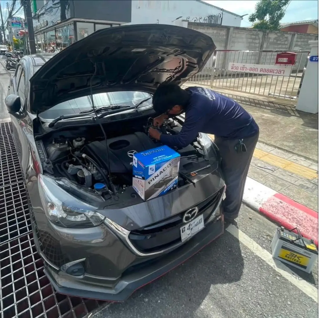 ช่าง JP Battery ติดตั้งแบตเตอรี่รถ Mazda