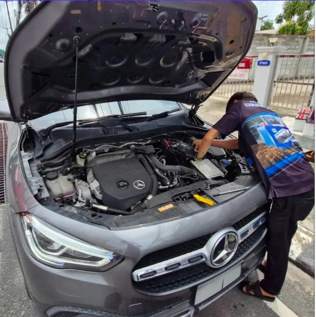 ช่างตรวจแบตเตอรี่รถ Mercedes-Benz ในภูเก็ต