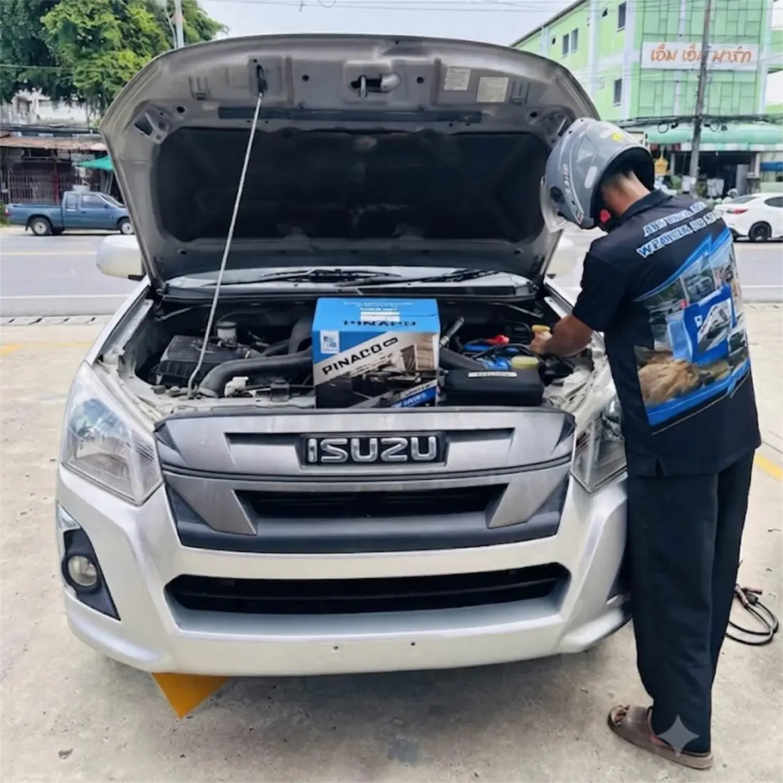 ช่าง JP Battery เปลี่ยนแบตเตอรี่รถ Isuzu ในภูเก็ต