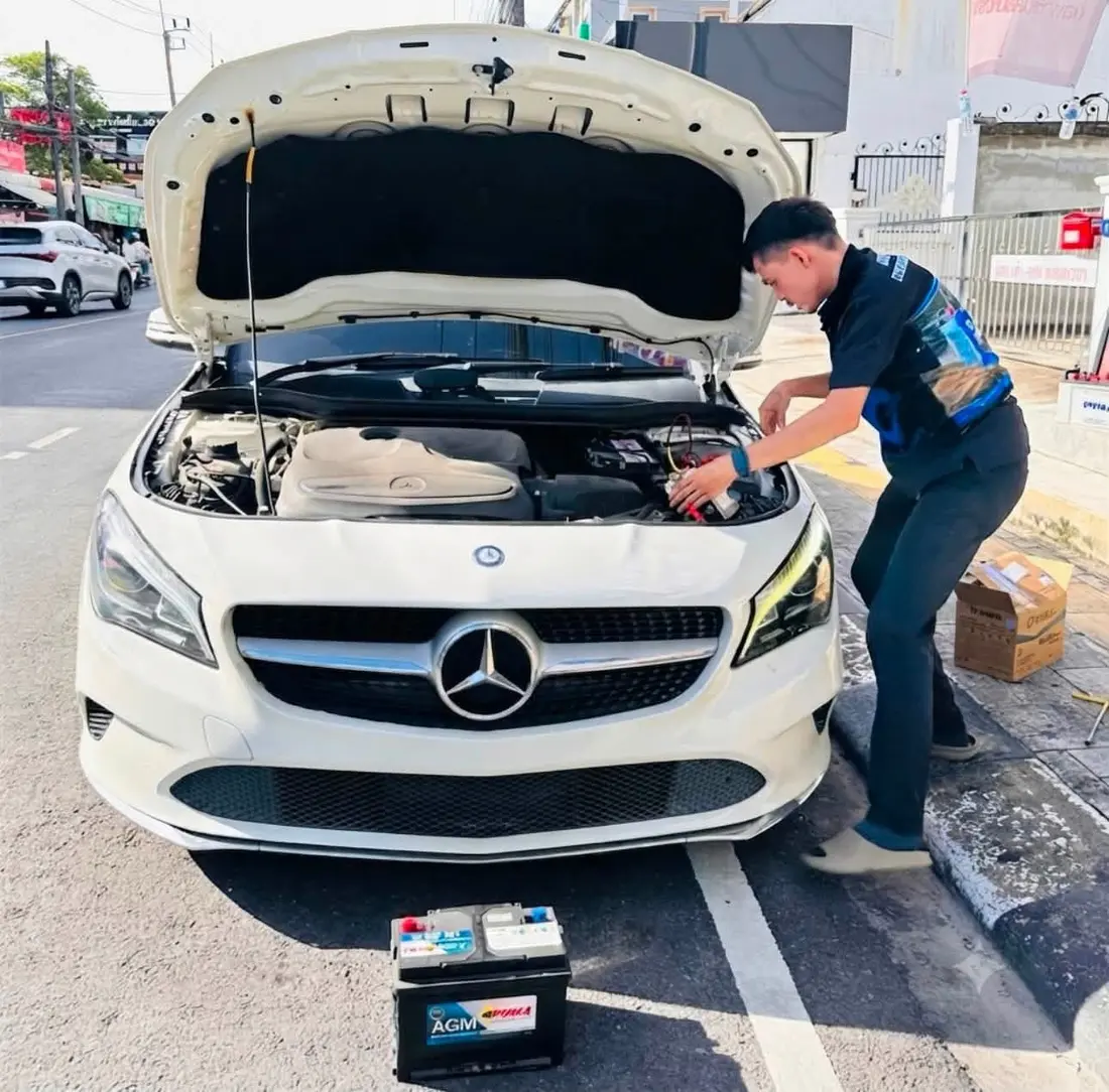 ช่างตรวจและเปลี่ยนแบตเตอรี่รถ Mercedes-Benz ในภูเก็ต
